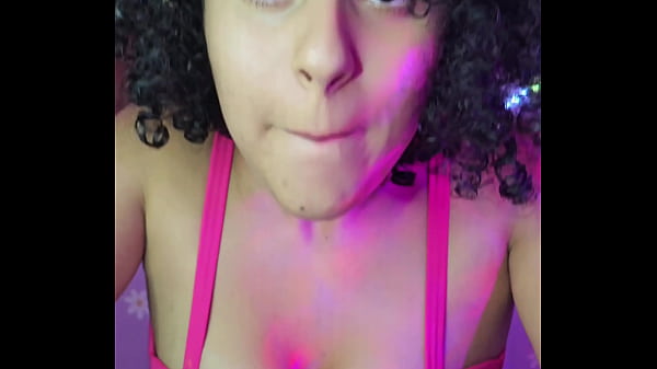 Margarida fala que o pau do Daniel é gigante! Patinha nunca tinha visto pica tão grossa! Fica com a buceta toda melecada só de ver pau grande, punhete e goze no peito grande dessa minfeta safada