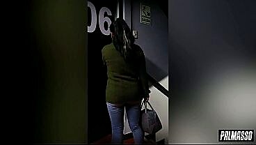 Mujer se lanza a la calle y disfruta del pollon de un desconocido